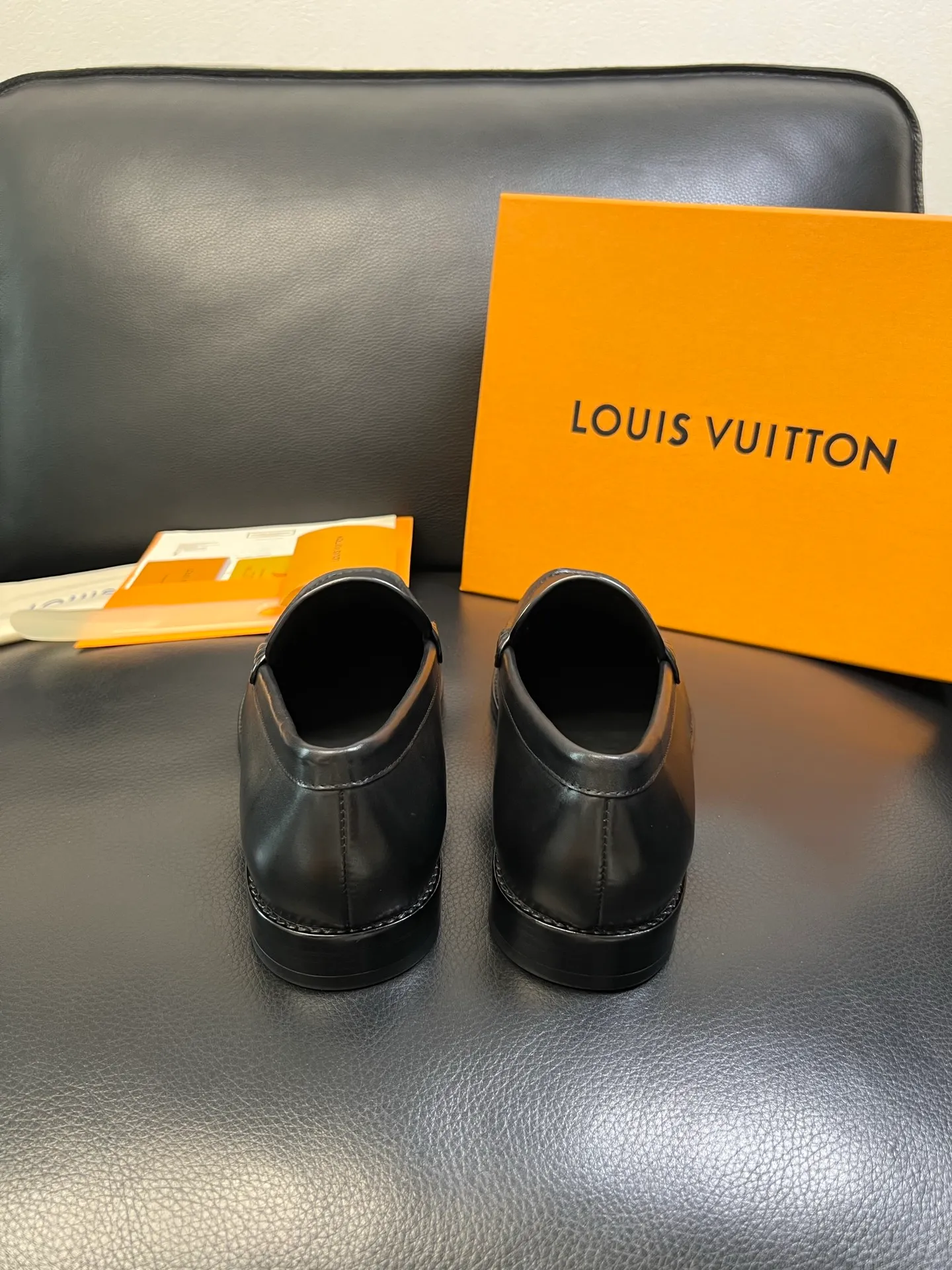 Men's shoes 💰920 Lv high quality top crafts Louis Vuitton leather shoes counter synchronized with original factory configuration, uppers imported from Italy, imported water-dyed cowhide lining, soles: original genuine leather soles specially provided by the original factory, original factory and single goods, welcome to compare, code number 39-44 (customized 38 45 46)